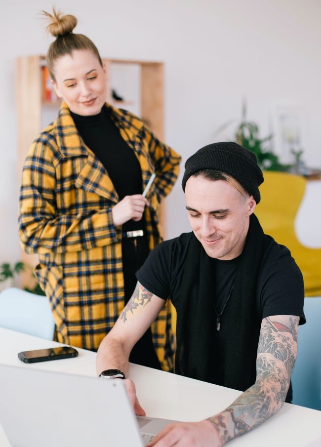 développeur devant pc 